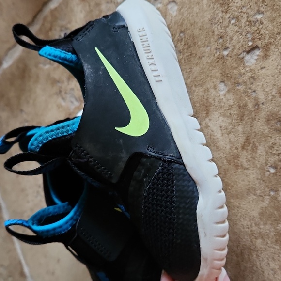 Nike boys black with yellow swoosh shoes size 7 - Picture 4 of 10